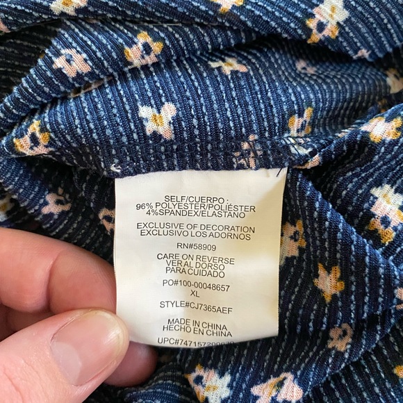 V-neck dress, with 3/4 sleeves and cinched waist, ditzy floral pattern, size XL - Picture 10 of 10